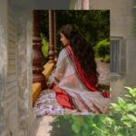 Swastika Mukherjee Instagram - শুভ শারদ অকালবোধন কি না জানা যায় না তবে মা বলে দূরবর্তী যে দ্বীপ যার গন্ধ লেগে থাকে আমাদের বিষম টানে, তাকে মনে করা যায়। আশ্রয়, নরম ছায়া আর দোঁপাটি ফুল যেভাবে লেপ্টে থাকে মেঝেতে, ভোরবেলা মায়ের কুসুমে মনে করা তাকে। ওদিকে হাওয়া ওঠে আঁচলের উড়ে যাওয়া মনে করায় মা’কে! এবারের মাকে মনে করা পরমার হাত ধরে যখন স্বস্তিকার মায়ের শাড়ি নতুনভাবে বুনোট করায়! শুভ শারদ… Styling: @rishabhad Brand: @parama_g Managed by: @lipstickler And she’s @swastikamukherjee13 Videos by @reels_wala_bhaiya_ji