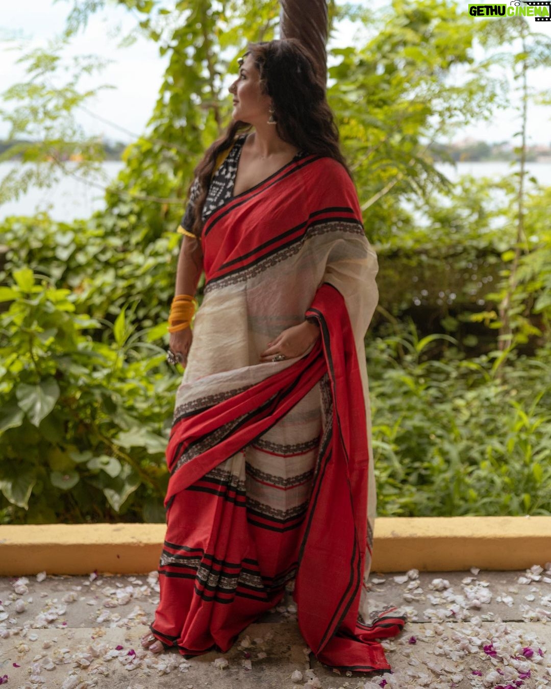 Swastika Mukherjee Instagram - The saree from where it all started. The saree that couldn’t be salvaged and we tried making a new one. That’s how the journey of making Swastika’s mother’s sarees started. And this one is something we are thrilled beyond words to have recreated. Tussur with Cotton Borders. The idea is to save the borders from sweating. This is the star saree out of the ten sarees we recreated from Mashi’s wardrobe. Last, but never the least. @swastikamukherjee13 photographed by @aritrakabir Styled by @rishabhad Managed by @lipstickler Make up @prosenjit4867 Hair : @mallicknita.bigbi Thank you @manishgolder for the venue suggestion ❤️