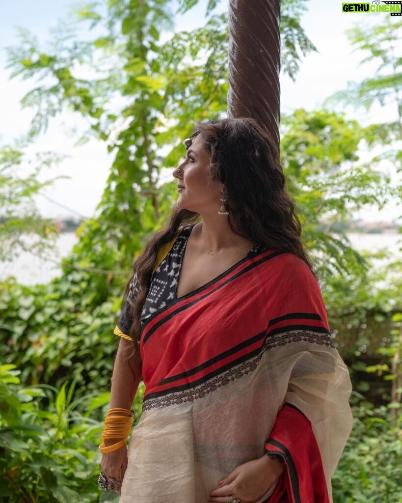 Swastika Mukherjee Instagram - The saree from where it all started. The saree that couldn’t be salvaged and we tried making a new one. That’s how the journey of making Swastika’s mother’s sarees started. And this one is something we are thrilled beyond words to have recreated. Tussur with Cotton Borders. The idea is to save the borders from sweating. This is the star saree out of the ten sarees we recreated from Mashi’s wardrobe. Last, but never the least. @swastikamukherjee13 photographed by @aritrakabir Styled by @rishabhad Managed by @lipstickler Make up @prosenjit4867 Hair : @mallicknita.bigbi Thank you @manishgolder for the venue suggestion ❤️