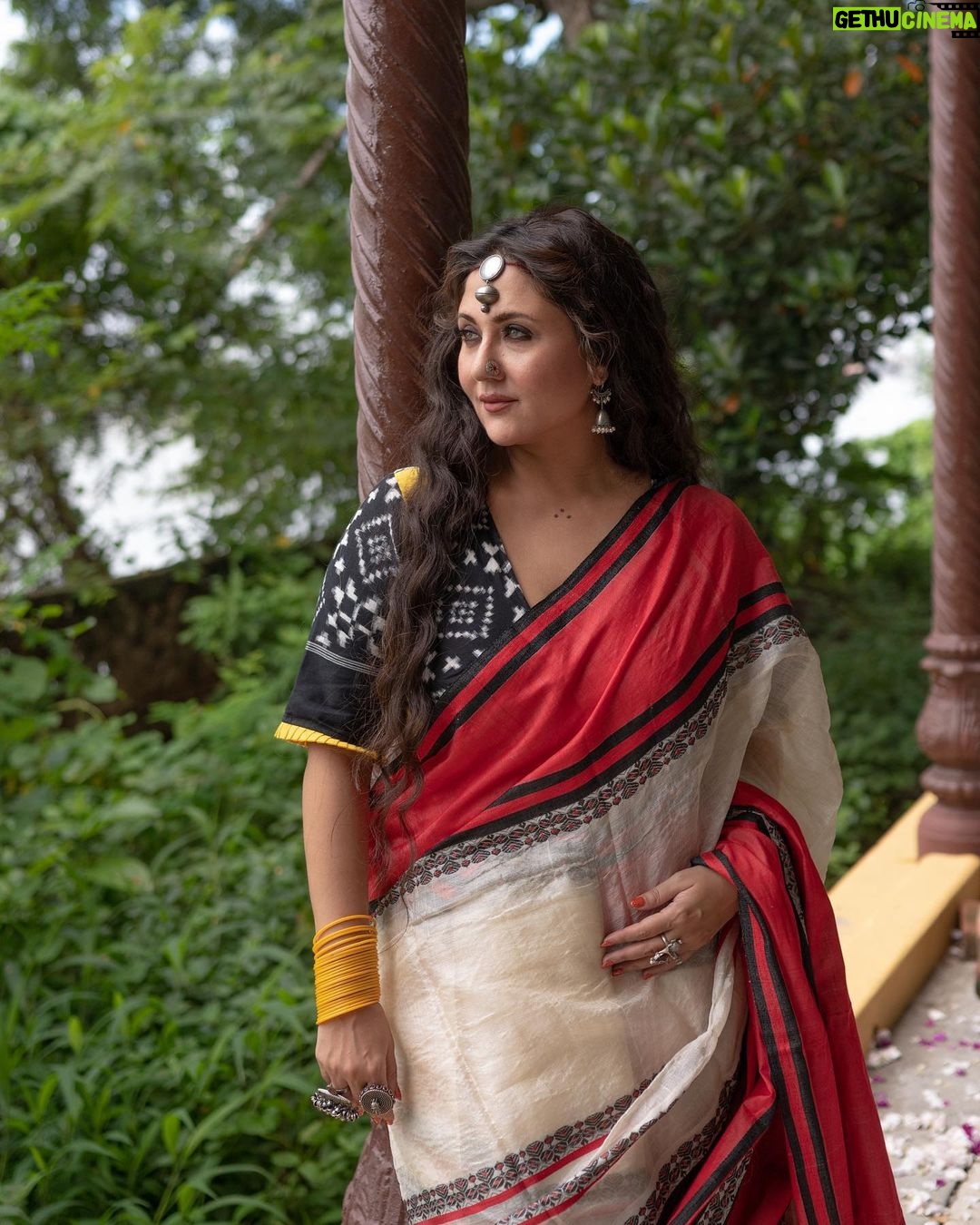 Swastika Mukherjee Instagram - The saree from where it all started. The saree that couldn’t be salvaged and we tried making a new one. That’s how the journey of making Swastika’s mother’s sarees started. And this one is something we are thrilled beyond words to have recreated. Tussur with Cotton Borders. The idea is to save the borders from sweating. This is the star saree out of the ten sarees we recreated from Mashi’s wardrobe. Last, but never the least. @swastikamukherjee13 photographed by @aritrakabir Styled by @rishabhad Managed by @lipstickler Make up @prosenjit4867 Hair : @mallicknita.bigbi Thank you @manishgolder for the venue suggestion ❤️