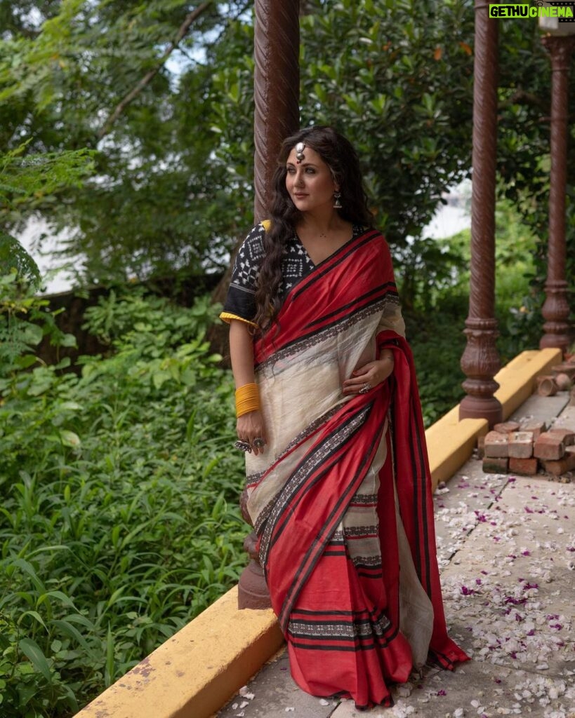 Swastika Mukherjee Instagram - The saree from where it all started. The saree that couldn’t be salvaged and we tried making a new one. That’s how the journey of making Swastika’s mother’s sarees started. And this one is something we are thrilled beyond words to have recreated. Tussur with Cotton Borders. The idea is to save the borders from sweating. This is the star saree out of the ten sarees we recreated from Mashi’s wardrobe. Last, but never the least. @swastikamukherjee13 photographed by @aritrakabir Styled by @rishabhad Managed by @lipstickler Make up @prosenjit4867 Hair : @mallicknita.bigbi Thank you @manishgolder for the venue suggestion ❤️