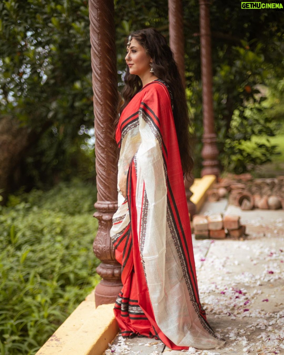 Swastika Mukherjee Instagram - The saree from where it all started. The saree that couldn’t be salvaged and we tried making a new one. That’s how the journey of making Swastika’s mother’s sarees started. And this one is something we are thrilled beyond words to have recreated. Tussur with Cotton Borders. The idea is to save the borders from sweating. This is the star saree out of the ten sarees we recreated from Mashi’s wardrobe. Last, but never the least. @swastikamukherjee13 photographed by @aritrakabir Styled by @rishabhad Managed by @lipstickler Make up @prosenjit4867 Hair : @mallicknita.bigbi Thank you @manishgolder for the venue suggestion ❤️