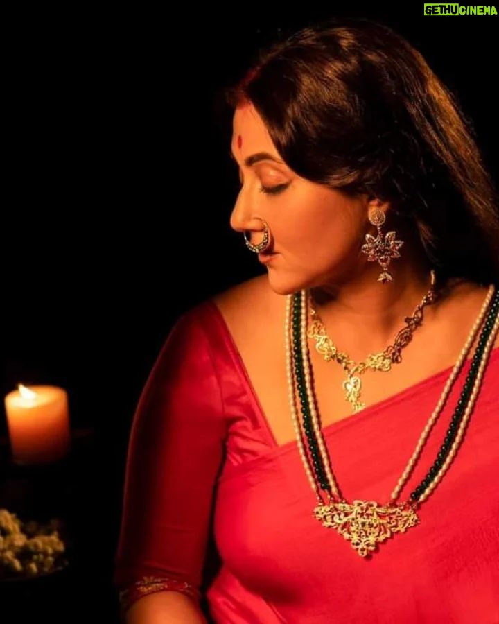 Swastika Mukherjee Instagram - DAIVI Shakti- the great primordial feminine potency responsible for creation, change, destruction, and restoring balance is regarded as the vital cosmic force in Hindu pantheon that attains many forms and names, regulating all our actions. Such is the magnanimity of “Shakti” despite being inconspicuous,SHE makes HER corporeal presence felt through various virtues, emotions, actions of the mortal beings. Jalsaghar Calcutta celebrates Devi’ stuti and its embodiment in all mortal beings as “Shakti Rupena “(strength), “Buddhi Rupena”(intelligence),”Lakshmi Rupena” (prosperity), “Tusti rupena” (contentment) and above all “Matri Rupena” (motherly affection) in its “Daivi” range of jewelleries. দৈবী শক্তি ছাড়া জগতের অস্তিত্ব নেই । যেদিকেই তাকান সেখানেই শক্তির প্রকাশ, ক্ষুদ্রেই হোক বা বৃহৎ এ । এই শক্তিকেই আমরা পূজা করি । কিন্তু প্রশ্ন জাগে , যাকে জানি না তাকে স্বীকার করি কি করে ? শাস্ত্রে তাই এমন কিছু গুণাবলীর কথা চিহ্নিত করে যা মনুষ্যকুল সহ সকল প্রাণীর মধ্যেই বিদ্যমান। তাইই শক্তি । সেগুলির বিকাশের মাধ্যমেই আমরা সাধারণ থেকে অসাধারণ হয়ে উঠি , মানুষ থেকে হয়ে উঠি ' দৈবী ' । আসন্ন শারদ উৎসব কে মাথায় রেখে তাই জলসাঘর ক্যালকাটা এ , 'শক্তি' , ' ' লক্ষী ', ' মাতৃ ' , ' বুদ্ধি ' এবং 'তুষ্টি ' রূপে মানুষেরই ' দৈবী ' সত্ত্বা র উদযাপন । Daivi @swastikamukherjee13 Styling @rabhisek Clicks @sarkardebarshi19 Hair and Makeup @makeup_abhijithchanda Thank you @lipstickler , @dipankar1016