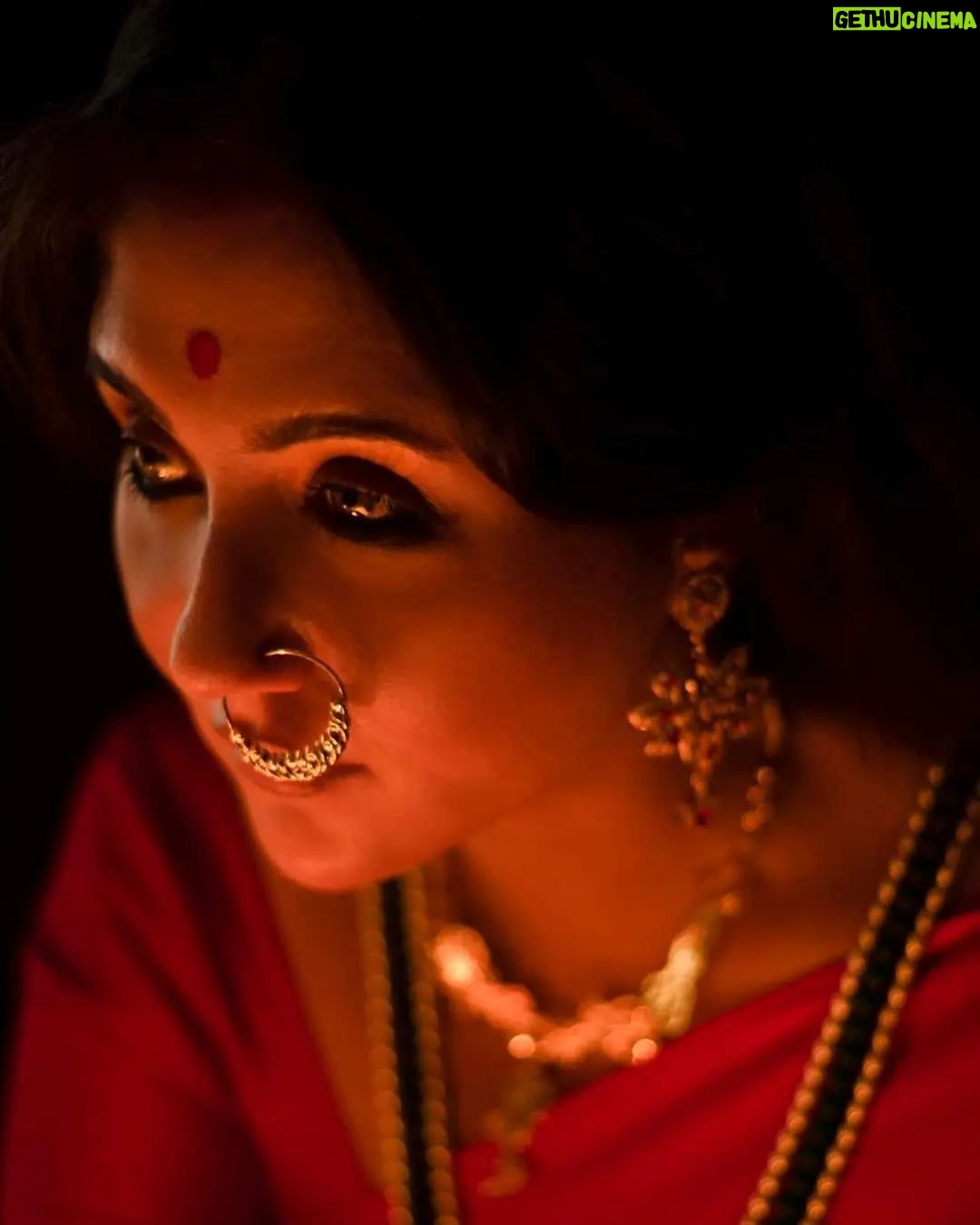 Swastika Mukherjee Instagram - DAIVI Shakti- the great primordial feminine potency responsible for creation, change, destruction, and restoring balance is regarded as the vital cosmic force in Hindu pantheon that attains many forms and names, regulating all our actions. Such is the magnanimity of “Shakti” despite being inconspicuous,SHE makes HER corporeal presence felt through various virtues, emotions, actions of the mortal beings. Jalsaghar Calcutta celebrates Devi’ stuti and its embodiment in all mortal beings as “Shakti Rupena “(strength), “Buddhi Rupena”(intelligence),”Lakshmi Rupena” (prosperity), “Tusti rupena” (contentment) and above all “Matri Rupena” (motherly affection) in its “Daivi” range of jewelleries. দৈবী শক্তি ছাড়া জগতের অস্তিত্ব নেই । যেদিকেই তাকান সেখানেই শক্তির প্রকাশ, ক্ষুদ্রেই হোক বা বৃহৎ এ । এই শক্তিকেই আমরা পূজা করি । কিন্তু প্রশ্ন জাগে , যাকে জানি না তাকে স্বীকার করি কি করে ? শাস্ত্রে তাই এমন কিছু গুণাবলীর কথা চিহ্নিত করে যা মনুষ্যকুল সহ সকল প্রাণীর মধ্যেই বিদ্যমান। তাইই শক্তি । সেগুলির বিকাশের মাধ্যমেই আমরা সাধারণ থেকে অসাধারণ হয়ে উঠি , মানুষ থেকে হয়ে উঠি ' দৈবী ' । আসন্ন শারদ উৎসব কে মাথায় রেখে তাই জলসাঘর ক্যালকাটা এ , 'শক্তি' , ' ' লক্ষী ', ' মাতৃ ' , ' বুদ্ধি ' এবং 'তুষ্টি ' রূপে মানুষেরই ' দৈবী ' সত্ত্বা র উদযাপন । Daivi @swastikamukherjee13 Styling @rabhisek Clicks @sarkardebarshi19 Hair and Makeup @makeup_abhijithchanda Thank you @lipstickler , @dipankar1016