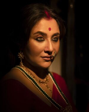 Swastika Mukherjee Instagram - DAIVI 

Shakti- the great primordial feminine potency responsible for creation, change, destruction, and restoring balance is regarded as the vital cosmic force in Hindu pantheon that attains many forms and names, regulating all our actions.
Such is the magnanimity of “Shakti” despite being inconspicuous,SHE makes HER corporeal presence felt through various virtues, emotions, actions of the mortal beings.
Jalsaghar Calcutta celebrates Devi’ stuti and its embodiment in all mortal beings as “Shakti Rupena “(strength), “Buddhi Rupena”(intelligence),”Lakshmi Rupena” (prosperity), “Tusti rupena” (contentment)  and above all “Matri Rupena” (motherly affection) in its “Daivi” range of jewelleries.

দৈবী

শক্তি ছাড়া জগতের অস্তিত্ব নেই । যেদিকেই তাকান সেখানেই শক্তির প্রকাশ, ক্ষুদ্রেই হোক বা বৃহৎ এ । এই শক্তিকেই আমরা পূজা করি । কিন্তু প্রশ্ন জাগে , যাকে জানি না তাকে স্বীকার করি কি করে ? শাস্ত্রে তাই এমন কিছু গুণাবলীর কথা চিহ্নিত করে যা মনুষ্যকুল সহ সকল প্রাণীর মধ্যেই বিদ্যমান। তাইই শক্তি । সেগুলির বিকাশের মাধ্যমেই আমরা সাধারণ থেকে অসাধারণ হয়ে উঠি , মানুষ থেকে হয়ে উঠি ' দৈবী ' । আসন্ন শারদ উৎসব কে মাথায় রেখে তাই জলসাঘর ক্যালকাটা এ , 'শক্তি' , ' ' লক্ষী ', ' মাতৃ ' , ' বুদ্ধি ' এবং 'তুষ্টি ' রূপে মানুষেরই ' দৈবী ' সত্ত্বা র উদযাপন ।

Daivi @swastikamukherjee13 
Styling @rabhisek 
Clicks @sarkardebarshi19 
Hair and Makeup @makeup_abhijithchanda
Thank you @lipstickler , @dipankar1016