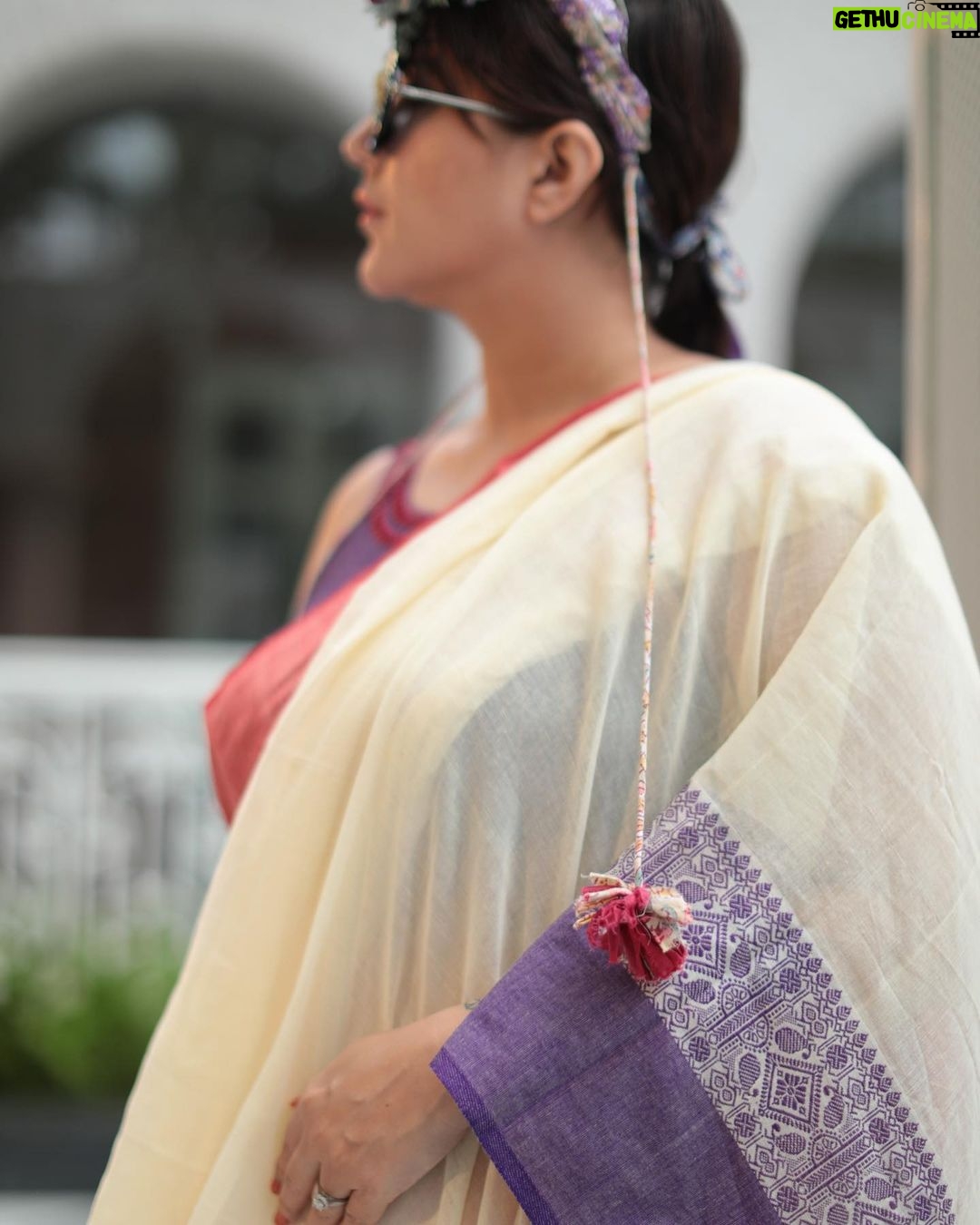 Swastika Mukherjee Instagram - My mother refuses to wear Parama Blouses because they are not “Pithh Kaata”. She says she feels suffocated in our back covered front covered blouses. This is my first Durga Pujo as a mother. I have pushed all my boundaries, made experiments and we introduced designs that are not our usual. And we got the most amazing response ever! So happy to have paired two of the most loved designs of the season. On a woman who looks good in everything- this time in her mother’s saree recreated on Bengal handloom Tant. Available on www.paramacalcutta.com In frame: @swastikamukherjee13 Shot by @upaharbiswas Managed by @lipstickler Styled by @rishabhad Make up: @prosenjit4867 Hair: @mallicknita.bigbi Location courtesy: @ranit.maiti Kolkata
