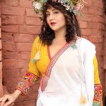 Swastika Mukherjee Instagram - Recreating one of Mashi’s saree borders on a dhuti - simple white as the Sarat Ritu clouds and a thin paar with Aam Kolka and Flowers. Dhuti in the length of a saree so that it can be worn as both. @swastikamukherjee13 looks straight out of a Greek fantasy world in our blouse and her mother’s saree recreated in Tant. Styled by @rishabhad Managed by @lipstickler Photographer: @upaharbiswas Make up: @prosenjit4867 Hair : @mallicknita.bigbi Location : Courtesy @ranit.maiti Kolkata