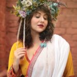 Swastika Mukherjee Instagram - Recreating one of Mashi’s saree borders on a dhuti - simple white as the Sarat Ritu clouds and a thin paar with Aam Kolka and Flowers. Dhuti in the length of a saree so that it can be worn as both. @swastikamukherjee13 looks straight out of a Greek fantasy world in our blouse and her mother’s saree recreated in Tant. Styled by @rishabhad Managed by @lipstickler Photographer: @upaharbiswas Make up: @prosenjit4867 Hair : @mallicknita.bigbi Location : Courtesy @ranit.maiti Kolkata