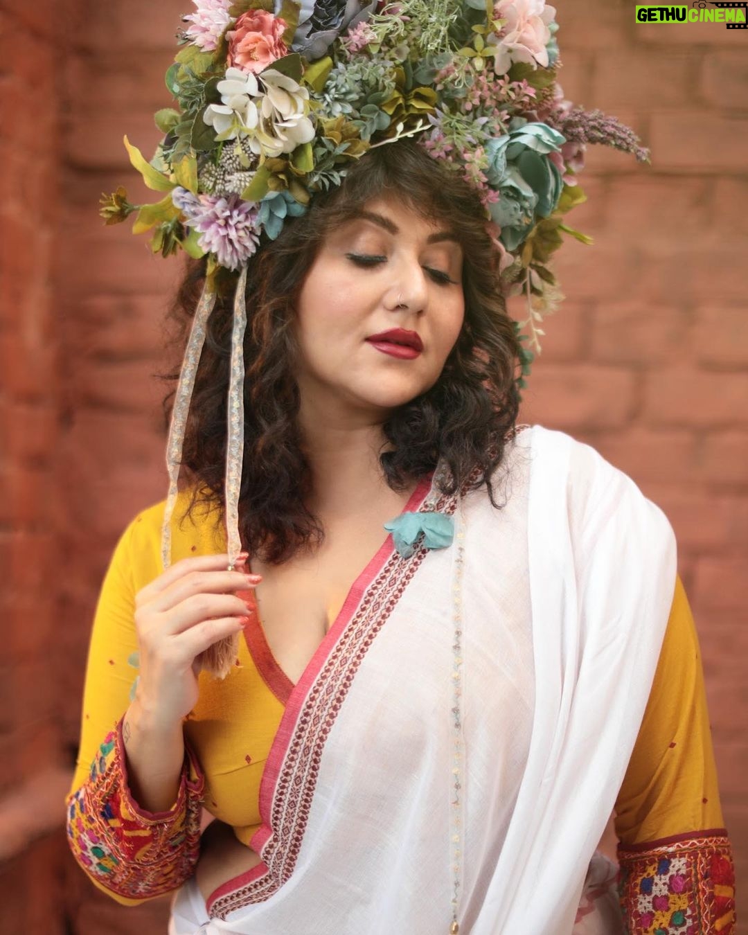 Swastika Mukherjee Instagram - Recreating one of Mashi’s saree borders on a dhuti - simple white as the Sarat Ritu clouds and a thin paar with Aam Kolka and Flowers. Dhuti in the length of a saree so that it can be worn as both. @swastikamukherjee13 looks straight out of a Greek fantasy world in our blouse and her mother’s saree recreated in Tant. Styled by @rishabhad Managed by @lipstickler Photographer: @upaharbiswas Make up: @prosenjit4867 Hair : @mallicknita.bigbi Location : Courtesy @ranit.maiti Kolkata