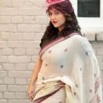 Swastika Mukherjee Instagram - This was one of the most difficult pieces to recreate. The same has similar motifs of Sambalpuri Ikkt borders and the lower half of the body had zari woven alongside cotton. Little flowers all over the body, big petalled flowers on the pallu. Big zari border and white with subtle black and brown. One of the most beautiful understated sarees in this series. @swastikamukherjee13 in the third from the “Maayer Sharee” series. Managed by @lipstickler Styled by @rishabhad Photography: @upaharbiswas Make up: @prosenjit4867 Hair: @mallicknita.bigbi Location : Niavara courtesy @ranit.maiti Kolkata