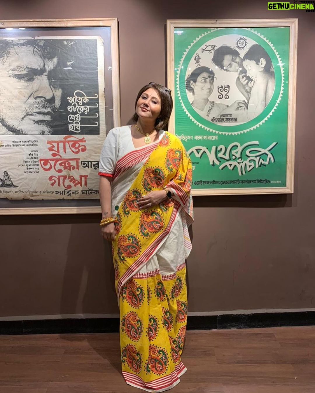 Swastika Mukherjee Instagram - সকাল থেকে রাত অবদি সহস্র মানুষকে চা/কফি খাইয়ে খুশি করেছেন এই দাদা। নন্দন প্রাঙ্গনে কত মানুষ, সিনেমা প্রেমিরা এসেছেন, কতজন এমনি এসেছেন ঘুরতে আর বাকিরা যারা এসছেন #selfie তুলতে, চা/কফি সবার চাই 💕 This year at @kiff__official I have two of my films #bijoyarpore and #matripokhho So along with my team, my friends I was also there, sipping tea, watching films and soaking the vibe. I am not sure who took the video and added music but it reached me and I am happy to share it with you all. যারা আমাদের পাশেই থাকেন তাদের কেও দলে সামিল করা দরকার, একটু আনন্দ share করার জন্য 🤩 Nandan নন্দন