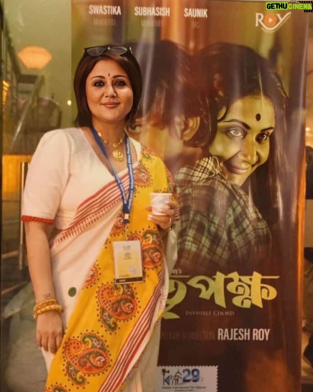 Swastika Mukherjee Instagram - সকাল থেকে রাত অবদি সহস্র মানুষকে চা/কফি খাইয়ে খুশি করেছেন এই দাদা। নন্দন প্রাঙ্গনে কত মানুষ, সিনেমা প্রেমিরা এসেছেন, কতজন এমনি এসেছেন ঘুরতে আর বাকিরা যারা এসছেন #selfie তুলতে, চা/কফি সবার চাই 💕 This year at @kiff__official I have two of my films #bijoyarpore and #matripokhho So along with my team, my friends I was also there, sipping tea, watching films and soaking the vibe. I am not sure who took the video and added music but it reached me and I am happy to share it with you all. যারা আমাদের পাশেই থাকেন তাদের কেও দলে সামিল করা দরকার, একটু আনন্দ share করার জন্য 🤩 Nandan নন্দন