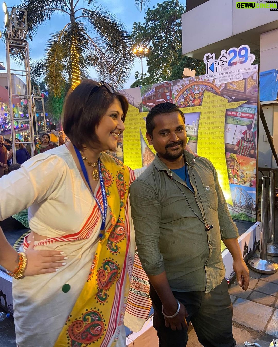 Swastika Mukherjee Instagram - সকাল থেকে রাত অবদি সহস্র মানুষকে চা/কফি খাইয়ে খুশি করেছেন এই দাদা। নন্দন প্রাঙ্গনে কত মানুষ, সিনেমা প্রেমিরা এসেছেন, কতজন এমনি এসেছেন ঘুরতে আর বাকিরা যারা এসছেন #selfie তুলতে, চা/কফি সবার চাই 💕 This year at @kiff__official I have two of my films #bijoyarpore and #matripokhho So along with my team, my friends I was also there, sipping tea, watching films and soaking the vibe. I am not sure who took the video and added music but it reached me and I am happy to share it with you all. যারা আমাদের পাশেই থাকেন তাদের কেও দলে সামিল করা দরকার, একটু আনন্দ share করার জন্য 🤩 Nandan নন্দন