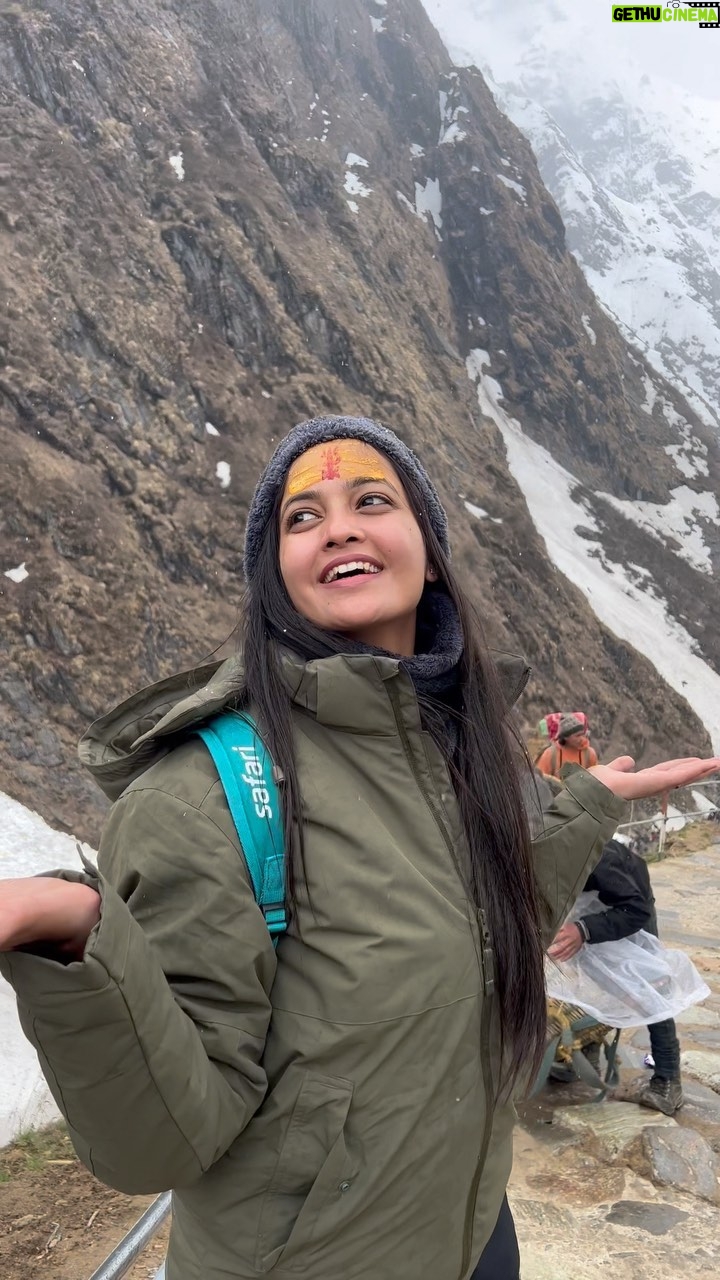 Tamanna Vyas Instagram - Har Har Mahadev 😇 Ps: first snowfall and the feeling was divine 🤍 #harharmahadev #shiva #sawansomwar #somwar #mahadev #kedarnathdham #kedarnath #uttrakhand #snow #snowfall #reels #reelsindia #trending #tamanna #tamannavyas Kedarnath Temple-केदारनाथ मंदिर