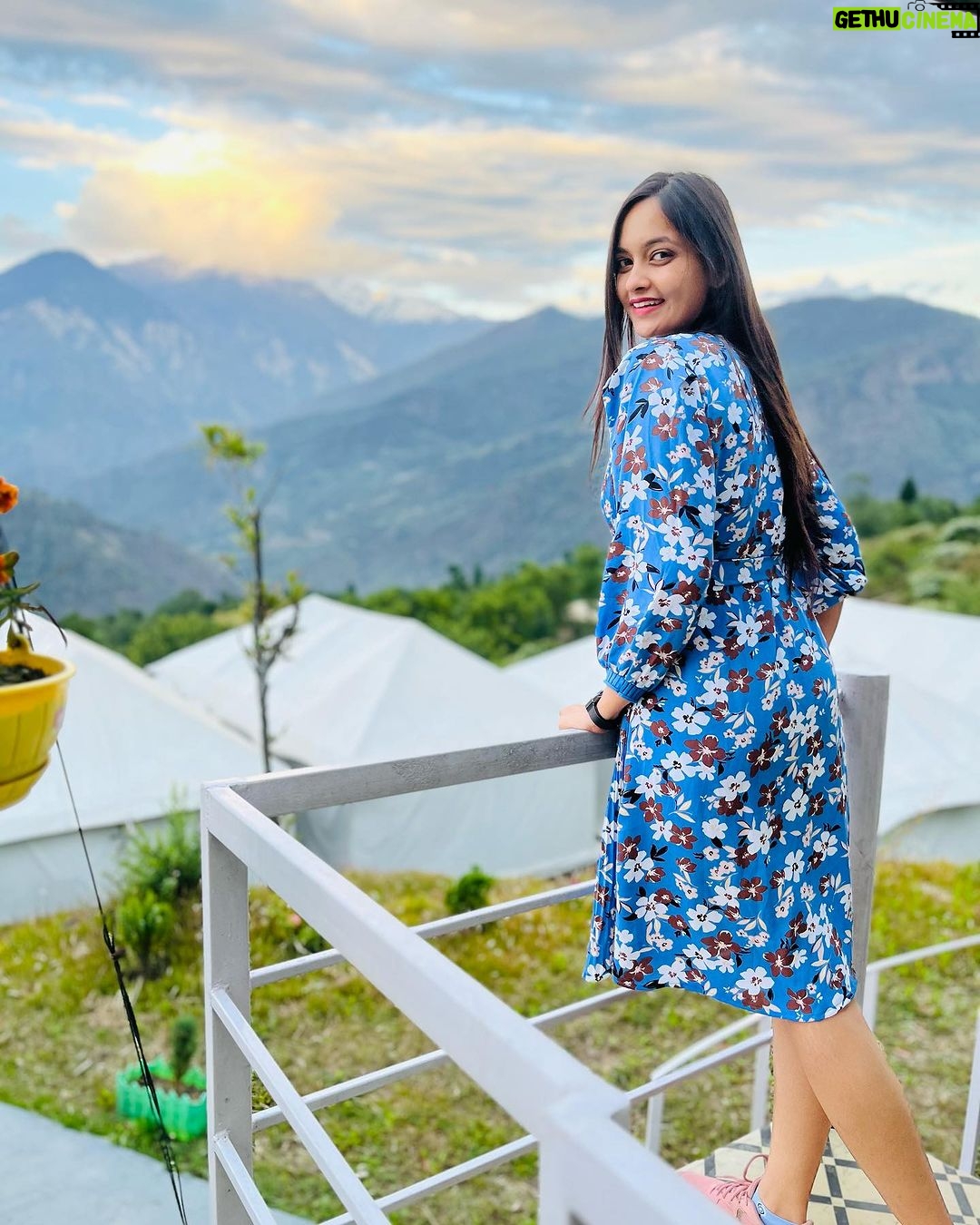 Tamanna Vyas Instagram - If you keep searching for everything beautiful in this world β€οΈ you will eventually become it πβπ» #mountains #snow #destination #traveling #travelphotography #utrakhand #guptakashi #travelgram #travelgirl #sunrise #sunrisephotography #tamanna #tamannavyas @whiteheavencamps