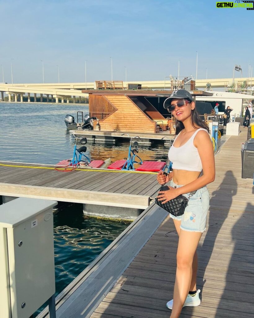 Tamanna Vyas Instagram - Beach day 🏝️ #abudhabi #abudhabilife #uae #abudhabibeach #beachday #anantaraabudhabi #travel #travelphotography #tamanna #tamannavyas Anantara Eastern Mangroves Abu Dhabi Hotel