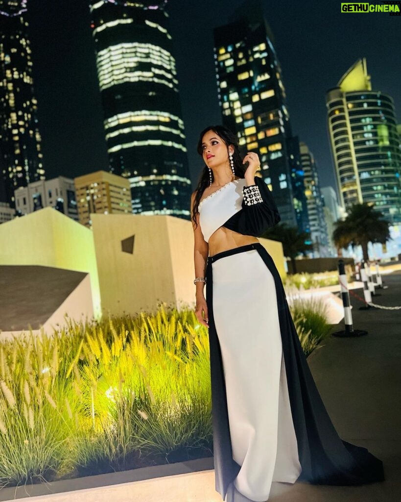 Tamanna Vyas Instagram - Bright lights & Abu Dhabi skies 💫 Wearing- @chicvogueofficial Mua - @m_a_k_e_u_p___b_y___n_i_k_k_y #abudhabi #abudhabilife #abudhabiblogger #abudhabitravel #uae #fashion #fashionstyle #designer #designeroutfit #makeup #abudhabilifestyle #actress #tamanna #tamannavyas Abu Dhabi, United Arab Emirates
