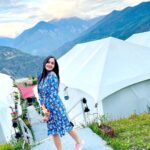 Tamanna Vyas Instagram - If you keep searching for everything beautiful in this world ❤️ you will eventually become it 😗✌🏻 #mountains #snow #destination #traveling #travelphotography #utrakhand #guptakashi #travelgram #travelgirl #sunrise #sunrisephotography #tamanna #tamannavyas @whiteheavencamps
