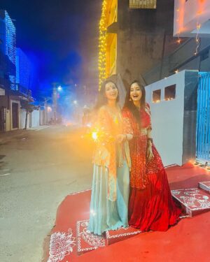 Tamanna Vyas Instagram - Diwali 2023 🪔 
Will be remembered forever 🫶🏻 

#diwali #diwali2023 #diwalicelebration #diwaliwithfamily💕 #diya #family #celebration #festivevibes #tamanna #tamannavyas