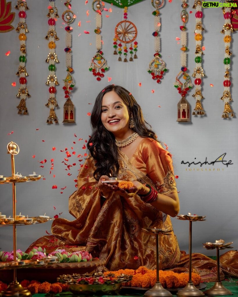 Tamanna Vyas Instagram - Wishing you a joyous and prosperous Diwali!” “May the divine blessings of Diwali bring happiness, peace, and prosperity to our extended family. Happy Diwali, dear relatives!” “On this auspicious festival, may the light of Diwali brighten the lives of all our relatives and fill our hearts with love. @asish_fotography in frame- @tamannaofficial_ Mua - @ammus_makeup_mantra #handmade #mumbai #onlineshopping #art #traditional #ethnicwear #navratri #festivevibes #lehenga #happydeepavali #sarees #kurti #k #diwalioutfit #ethnic #dhanteras #festive #durgapuja #wedding #onlineshop #deepawali #diwalicrackers #indianfashion #indianfestivals #onlineboutique #diwalicelebrations #diwalispecial #onlinebisness #newdesign #onlinebutik Silk City Berhampur.
