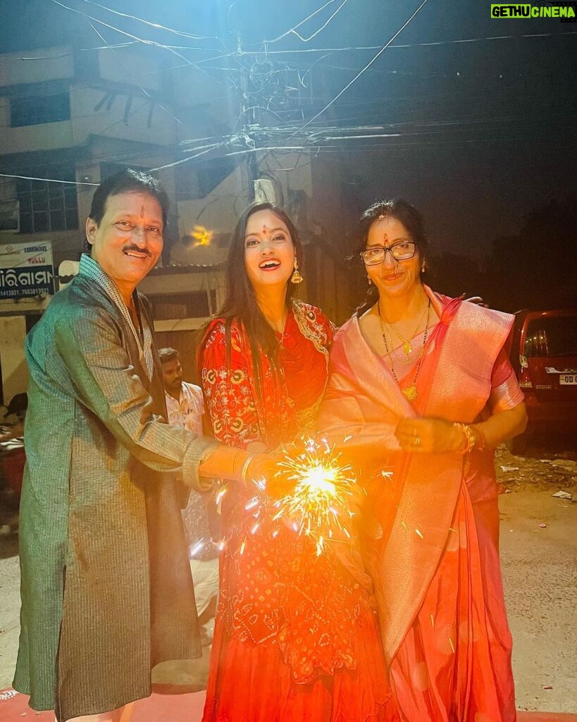 Tamanna Vyas Instagram - Diwali 2023 🪔 Will be remembered forever 🫶🏻 #diwali #diwali2023 #diwalicelebration #diwaliwithfamily💕 #diya #family #celebration #festivevibes #tamanna #tamannavyas