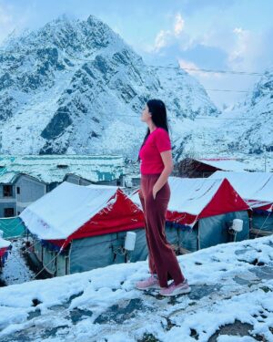 Tamanna Vyas Instagram - This is how my dream land looks like 🫶🏻 

Ps: me being very brave here 🙈😌

#badrinath #badrinathtemple🙏 #uttrakhand #chardham #snow #snowmountain #snow #winters #mountains #travelphotography #travelgram #tamanna #tamannavyas