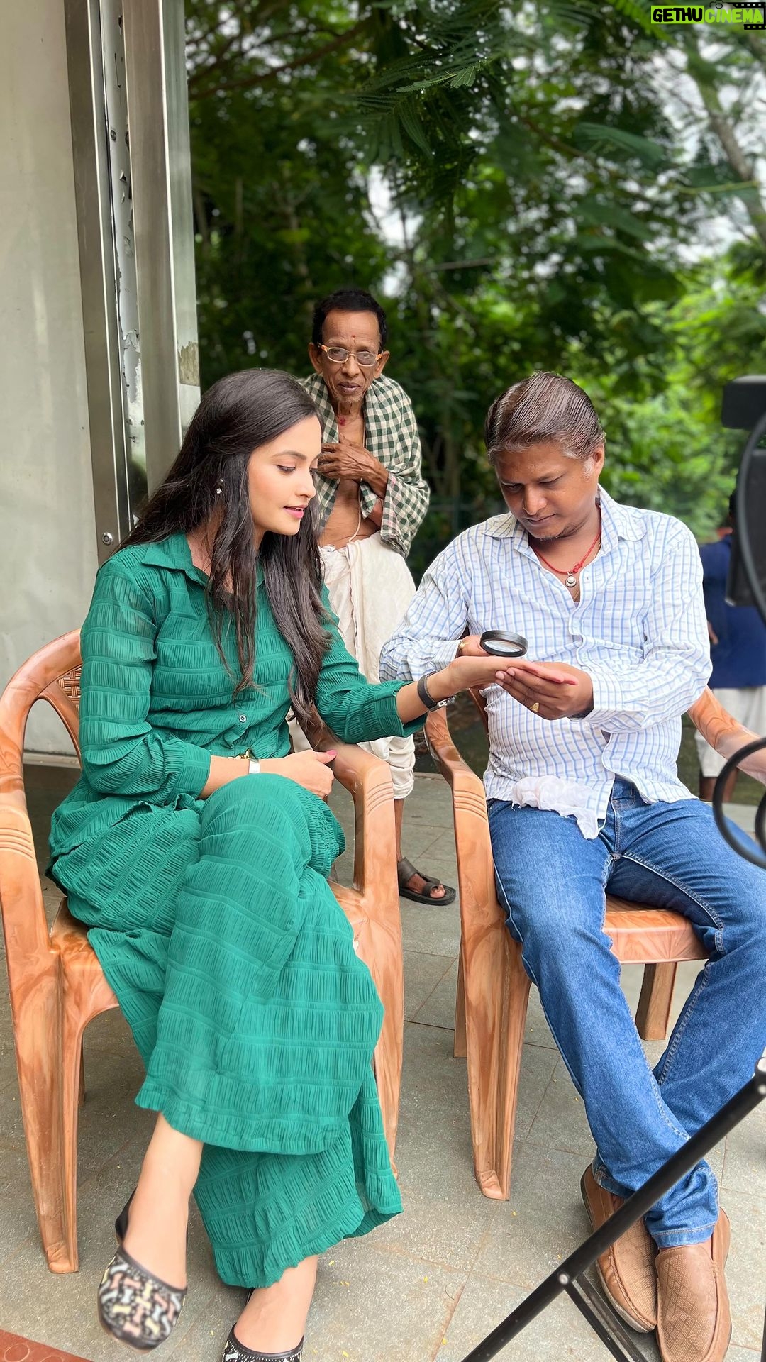 Tamanna Vyas Instagram - The one who made me Michhei Jhia π€π» Some serious Michha discussion about my future with the Director π Thank you sir for making this innocent girl The Michhei Jhia π«Άπ» Watch Michhei Jhia Today evening 6pm on @tarangtv and @tarangplusodisha #michheijhia #michheijhiatitlesong #odiamovie #odiasong #odia #tarangtv #tarangplus #tamanna #tamannavyas
