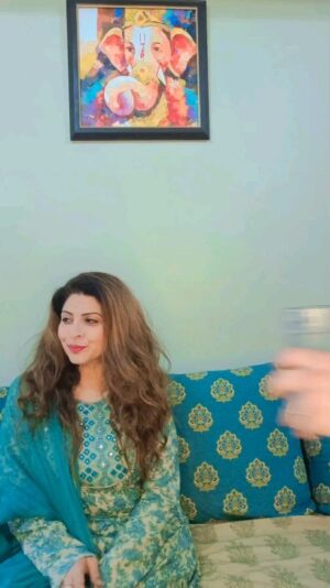 Tannaz Irani Instagram - Stress ka dhyaan rakho..
Monday AA Gaya hai..
 Have a great week ahead .

#bhakhtyarirani #madiranis #buckyntee #trendingcouples👫 #monday