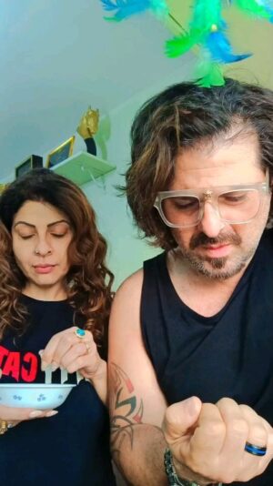 Tannaz Irani Instagram - This is a fact....
 On our wedding day...tannaz didn't sign the papers ...my sister got scared .reason ??
 Reason being I had not worn new shoes.

My sister told my elder brother....please go RT now n buy him a pair of new shoes ..and I was like 
 ' chup chap sign kar'

😂 😂 😂 @officialdelnaazirani do u remember this??