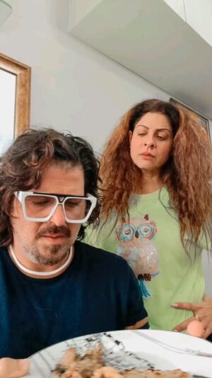 Tannaz Irani Instagram - Monday morning... yippee
  Aaj kiske Ghar pe paneer bana hai .??
Woh bhej do...dabba yaha...ke aapke Ghar pe bhi Same hai ??

#bhakhtyarirani #madiranis #buckyntee #monday #trendingcouples👫 #parsicouple