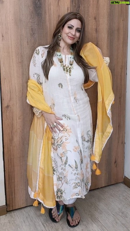 Tannaz Irani Instagram - Happy 77th Independence Day to all my friends and fans! So proud to be Indian. The land of varied cultures and religions and languages and styles of clothes. Here I am wearing a pure cotton beautifully designed salwar by @saundhindia , feeling absolutely beautiful and free. Love the colour and the comfort of this stylish dress. Be comfortable in your skin. Be free from societal pressures to look a certain way. If you are then celebrate that freedom today as well Jai ho! #indianwear #independenceday #77 #proudtobeindian #salwarsuits #yellow #indian #freedom #loveyourself #indianfashion #india #indianfashion #cotton #liveyourbestlife #indianfashionblogger