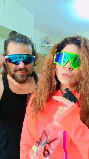 Tannaz Irani Instagram - Here comes the rockstar....what a singer what a singer .
 Uff in the true sense she is JAANLEVA.

Yeh sunke ke din ki shuruat Karo....dhamaka din.

#bhakhtyarirani #madiranis #buckyntee #couplegoals #trendingcouples👫 #tuesday