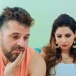 Tannaz Irani Instagram - Ruko ruko...mkt mein har 6 mahine naye model aate rehte hai....saalo mein mobile ki baat kar raha tha Tagg those men who feel like this ... 😂 #bhakhtyarirani #tannazirani #buckyntee #madiranis #couplesgoals #trendingcouples👫 #satisfying #saturdays #weekend