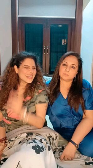 Tannaz Irani Instagram - Thakur toh gayo!
This was so true.
We made a plan to visit Paris but we had to cancel because of my surgery.

Well shall plan yet again what say #kittycats ?

#funnyshit #paris #friendshipgoals #travel #comedyreels #reelkarofeelkaro #reelsinstagram #comedymemes #tannazirani #laughteristhebestmedicine #laugh