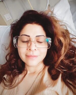 Tannaz Irani Instagram - My Diwali in the hospital with my new hip!
Thank you God for giving me my true wealth that is my Health.
Thanks to my surgeon Dr Dharia .
Those gifts on my lap are all the parts that have gone into my body.

Have fun everyone.
Wishing you all a Happy Diwali!

#hipreplacement #hospital #diwali #health #family #recovery #mindsetmatters #behealthy #tannazirani