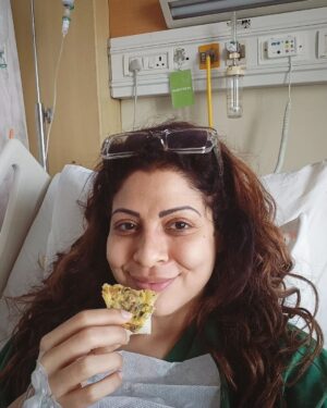 Tannaz Irani Instagram - My Diwali in the hospital with my new hip!
Thank you God for giving me my true wealth that is my Health.
Thanks to my surgeon Dr Dharia .
Those gifts on my lap are all the parts that have gone into my body.

Have fun everyone.
Wishing you all a Happy Diwali!

#hipreplacement #hospital #diwali #health #family #recovery #mindsetmatters #behealthy #tannazirani