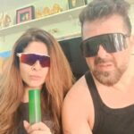 Tannaz Irani Instagram - Again she couldn't control her hidden talent...kitni baar bola hidden rehne doh lekin nahi ..manti hi nahi... Tannaz I think ur a brilliant singer...mein akela kyun suffer Karo...? #bhakhtyarirani #madiranis #buckyntee #tuesday #couple #trendingcouple
