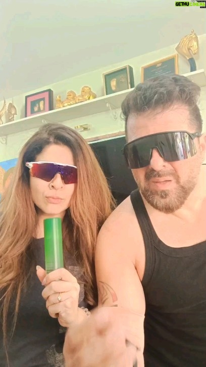 Tannaz Irani Instagram - Again she couldn't control her hidden talent...kitni baar bola hidden rehne doh lekin nahi ..manti hi nahi... Tannaz I think ur a brilliant singer...mein akela kyun suffer Karo...? #bhakhtyarirani #madiranis #buckyntee #tuesday #couple #trendingcouple