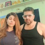 Tannaz Irani Instagram - Monday morning apna kachra karna ho ...toh please meet tannaz.. She effortlessly does a good job. #bhakhtyarirani #madiranis #buckyntee #mondaymotivation #couple #trendingcouple