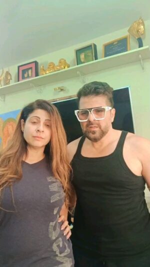 Tannaz Irani Instagram - Monday morning apna kachra karna ho ...toh please meet tannaz..
 She effortlessly does a good job.

#bhakhtyarirani #madiranis #buckyntee #mondaymotivation #couple #trendingcouple