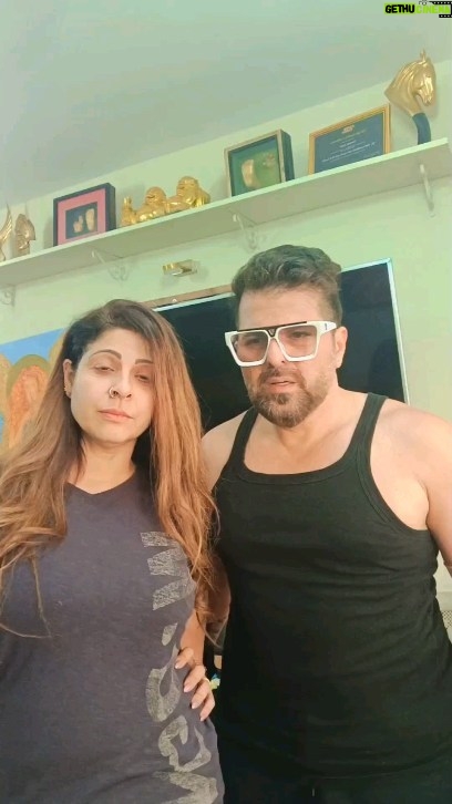 Tannaz Irani Instagram - Monday morning apna kachra karna ho ...toh please meet tannaz.. She effortlessly does a good job. #bhakhtyarirani #madiranis #buckyntee #mondaymotivation #couple #trendingcouple