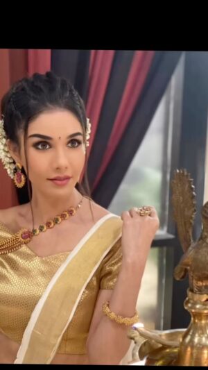 Tanu Khan Instagram - This #song has my “❤️” 

#itsavibe #songlove #staystill #vibe #outfitlove #instareel #tanukhan #saree #style #desigirl #reelindia #treditional #desilook #currentfavorite #everglow #woteremereishqka