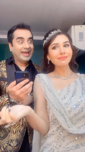 Tanu Khan Instagram - Tag your #kamina #friends 😈😆

#funnyvideos #reelsinstagram #funnyreels #reelskarofeelkaro #reelitfeelit #reelsindia #comedy #kaminafriend #tanukhan #karankaushalsharma #nagin6 #bts #fatherdaughter #comedyreels