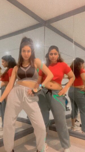 Tanu Khan Instagram - We made you look❤️😃👯‍♀️

#twinning #madeyoulook #imadeyoulook #magen #songlove #hotandhappening #cutedance #dancereelsofinstagram #happygirls #twerling #joyoflife #friendship #cuties