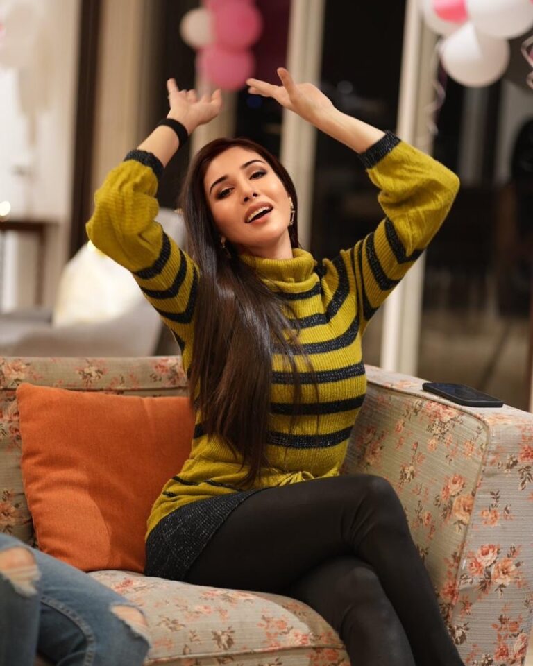 Tanu Khan Instagram - High on life 💃🏻🥳😆 📸 @sargun_kaur.luthra Thanks love u actually caught my vibe in this one 😜 #highonlife #positivevibes #partytime #photography #happy #blissful #atease #imperfectlyperfect #instamood #love