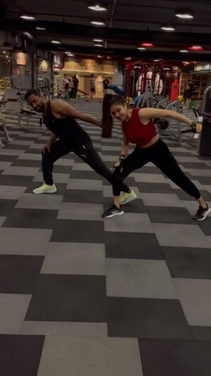 Tanu Khan Instagram - Twining Triceps💪🏽😎✨
.
Even Exercises Can Be 🕺🏻Choreograph💃🏻
.
DM For One On One Personal Training
#tricepsday #tuesdayworkout #twinings #twinningtuesday #armsworkout #wheyproteinshake #fatlosstraining #musclebuildingtips #weightlossplans #weightgaintips #fitnessmotivators #gyminfluencer #fitnesscontent #starplusshow #explorefitness #fitnessvibes #bollywoodsongstatus #instafitnessmotivation #fitnessreel #mumbaifitness #celebritytrainer