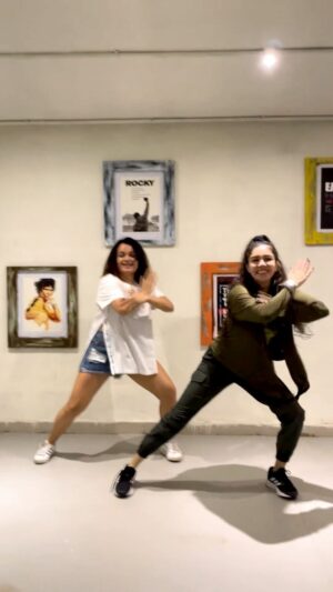 Tanu Khan Instagram - Akdi pakdi !!!!! 
Joining the HYPE with @tanu._.khan 🔥

Choreography : @pawan_windy 

📸 @asheesh_pratap_singh_ 
.
.
.
.
.
.
.
.
#akdipakdi #liger #ligermassstep #vijaydevarakonda #ananyapandey #dance #mumbai #india #trending #viral #reelitfeelit #reelkarofeelkaro #dancereels #aditisinghsharma #tanukhan