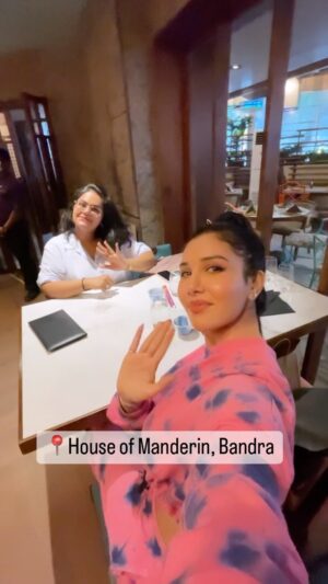 Tanu Khan Instagram - Lunch date with bestie♥️ 
.
.
.
.
.
.
.
.
.
#reelsindia #bff #foodie #foodreels #asiancousine #asianfood #dayout #reelsj #tanukhan #houseofmandarin #restaurantmumbai #review