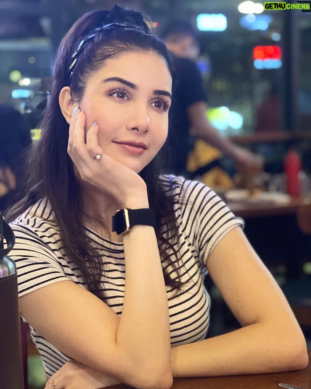 Tanu Khan Instagram - βHame apni Jeet k saath saath apni haar se bhi pyar hai Kyun k taqdeer pe bharosa beshumaar hai β Written by me π
So, Thoko taali ππ»ππ» #instathought #goodthoughts #optimism #writing #creative #feels Powai