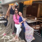 Tanu Khan Instagram - Our #vibes match ✌🏻🤪#nofilter #girlgang #terrifictrio #reunite Ye woh log hain jinke saath hum raite ki tara fail sakte hain 🤪 Que Sera Sera Mumbai